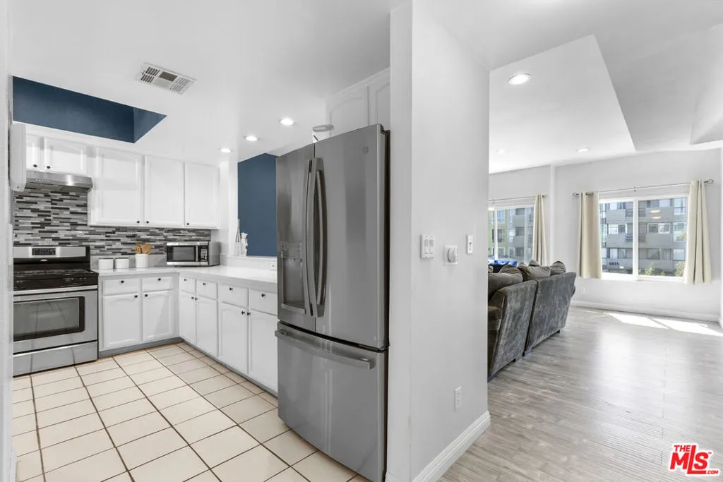 6828 Laurel Canyon Boulevard 202, North Hollywood, California 91605 home-pic-2